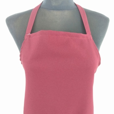 Avental vinho em tecido com alças largas sobre manequim preto