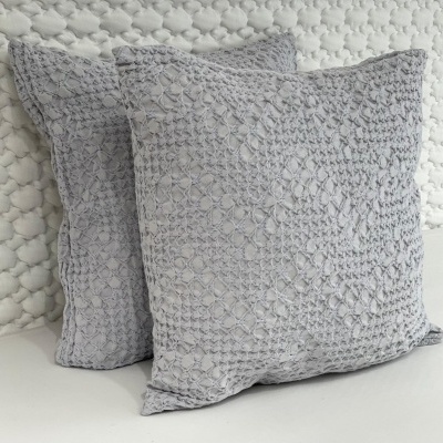 Duas almofadas decorativas cinza com padrão texturizado e fundo branco