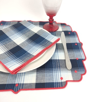 Jogo americano e guardanapo em padrão xadrez azul e branco com detalhes vermelhos em conjunto de mesa
