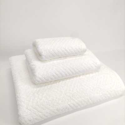 Conjunto de três toalhas brancas com padrão de linhas diagonais