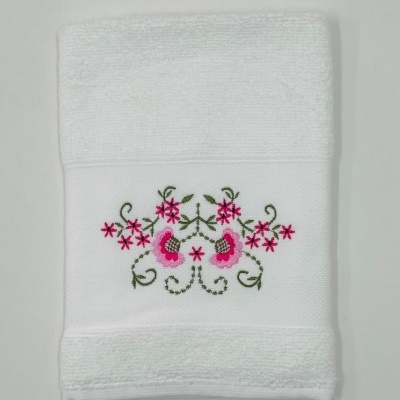 Toalha branca com bordado floral rosa e verde