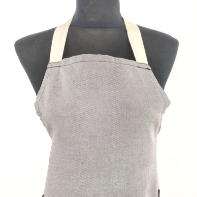 Avental cinza de tecido com alças largas bege