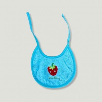 Babete azul turquesa com morango bordado e fita para atar