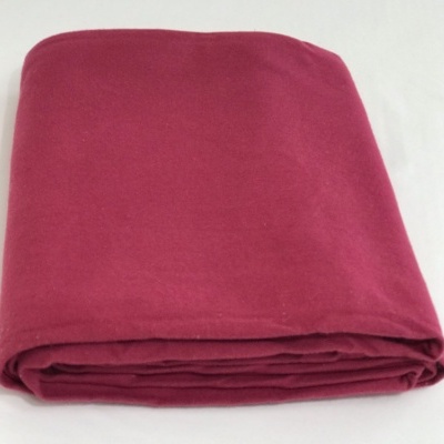 Tecido vermelho vinho dobrado sobre fundo branco