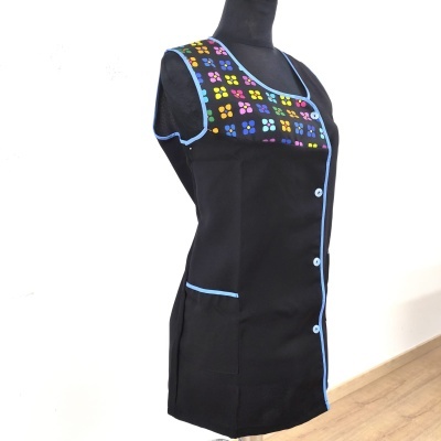 Vestido preto com flores coloridas no peito e botões azuis