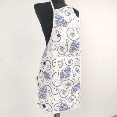 Avental branco com padrão azul em espiral e floral, com bolso frontal
