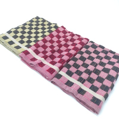 Três panos de cozinha com padrão xadrez em diferentes combinações de cores