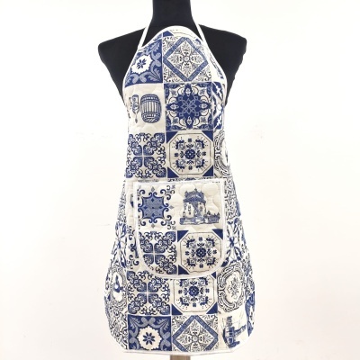 Avental azul e branco com padrão de azulejos em manequim preto.