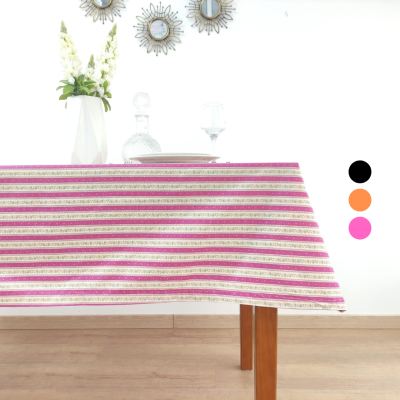 Toalha de mesa padrão riscas rosa dourado branco em ambiente interior com mesa e decoração