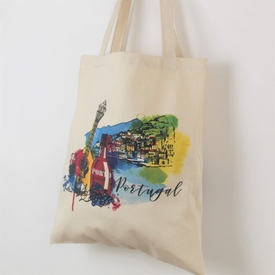 Saco de tecido bege com estampa colorida e texto PORTO e Portugal
