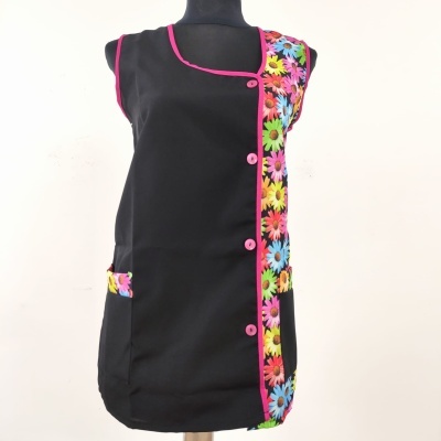 Vestido de trabalho preto com faixa lateral estampada de flores coloridas e botões cor-de-rosa