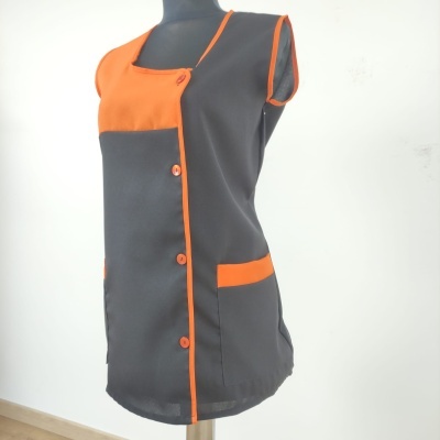 Camisola cinzenta escura com detalhes laranja e botões