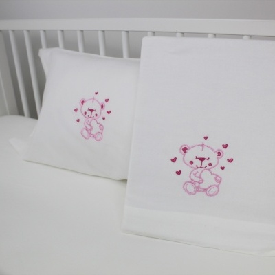 Conjunto de fronha e toalha com bordado de ursinho em berço branco