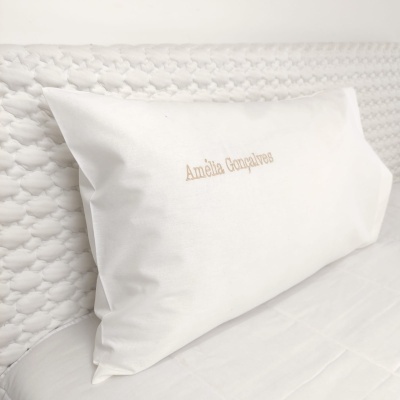 Travesseiro branco com nome Amélia Gonçalves bordado