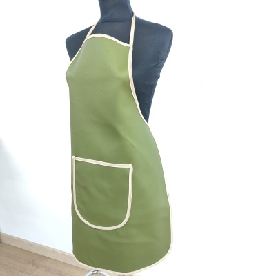 Avental verde com bolso frontal e bordas bege em manequim preto