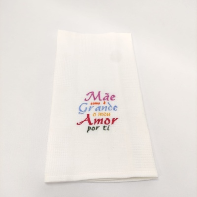 Toalha branca com bordado colorido e texto dedicado à mãe