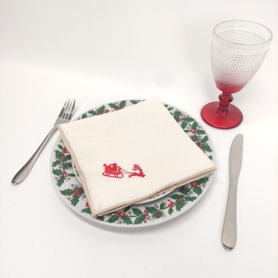 Conjunto de talheres, prato decorativo, guardanapo bordado e copo de vidro rosa