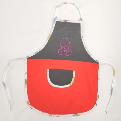 Avental de cozinha cinza e vermelho com bolso e desenho de menina rosa