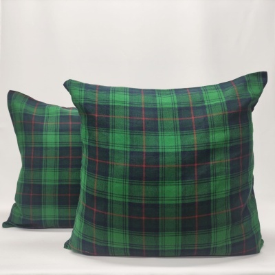 Duas almofadas quadradas verdes com padrão xadrez