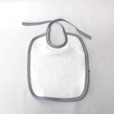 Babete branco com borda cinzenta e tiras sobre fundo branco