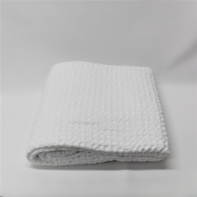 toalha branca dobrada com textura ondulada