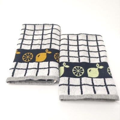 Dois panos de cozinha xadrez cinza e branco com faixas pretas e desenhos de limões amarelos e verdes