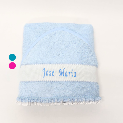 Toalha de banho azul clara com capuz e faixa bordada com nome