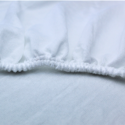 tecido branco com costura elástica franzida