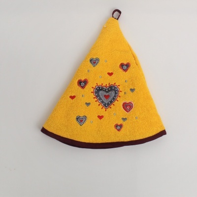 Pano de cozinha amarelo triangular com corações bordados e bordas castanhas