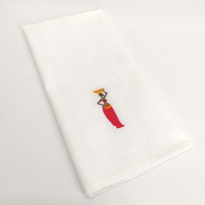 Pano de cozinha branco com bordado colorido de mulher com vestido vermelho e jarro amarelo