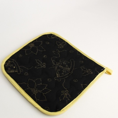 Pegador de panela preto com bordas amarelas e bordados dourados de sinos e folhas de Natal