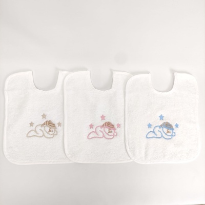 Três babetes brancos com bordado de bebés a dormir em castanho, rosa e azul