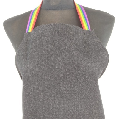 Avental cinza escuro com alças arco-íris em manequim preto