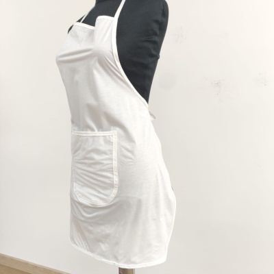 Avental branco com bolso frontal em tecido sobre manequim preto