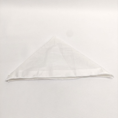 Lenço triangular branco de tecido leve sobre fundo branco