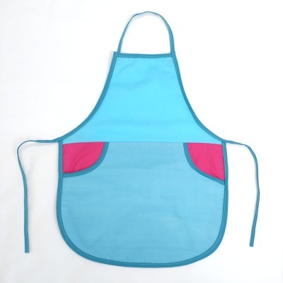 Avental azul claro com bolsos rosa sobre fundo branco