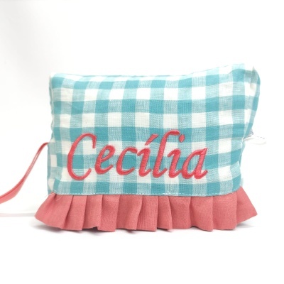Bolsa xadrez azul claro e branco com folho rosa e nome Cecília bordado