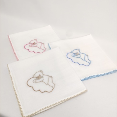 Fraldas de pano brancas com ursinhos bordados em rosa, azul e bege