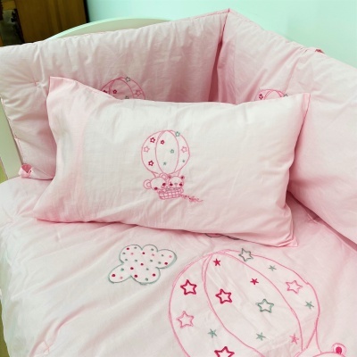 Conjunto de roupa de cama para bebé cor-de-rosa com balões de ar quente bordados
