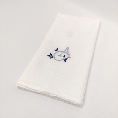 Guardanapo branco com bordado da letra A em azul