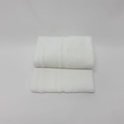 Toalhas de banho brancas empilhadas com faixa decorativa