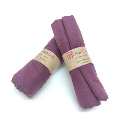 Dois tecidos roxos enrolados com faixa de papel AGTEXIL