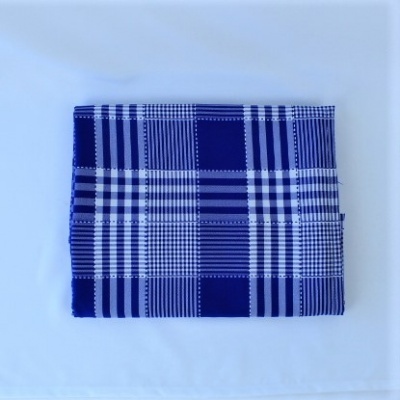 Toalha azul e branca xadrez sobre superfície branca