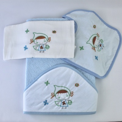 Conjunto de toalhas de bebé com bordado de personagem infantil e flores coloridas.