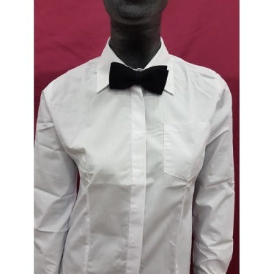 Camisa branca de botões com bolso e gravata borboleta preta