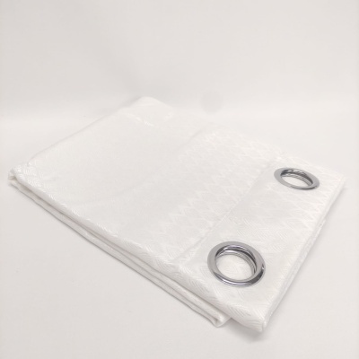 Cortina branca translúcida com ilhós prateados