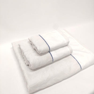Conjunto de toalhas brancas com faixa azul