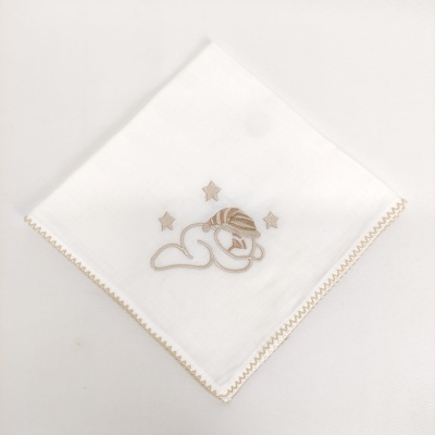 Guardanapo branco quadrado com bordado de menino e estrelas em bege