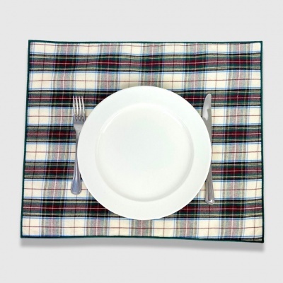 Conjunto de mesa com individual xadrez, prato branco, garfo e faca