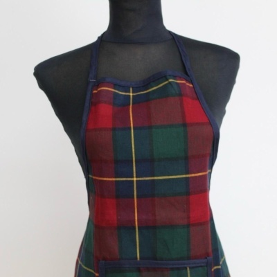 Avental quadrado xadrez vermelho, verde, azul e amarelo num manequim preto